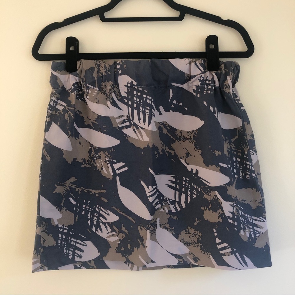 Banana Republic. Skirt. Gray, Blue, Purple leaf pattern. Size 4